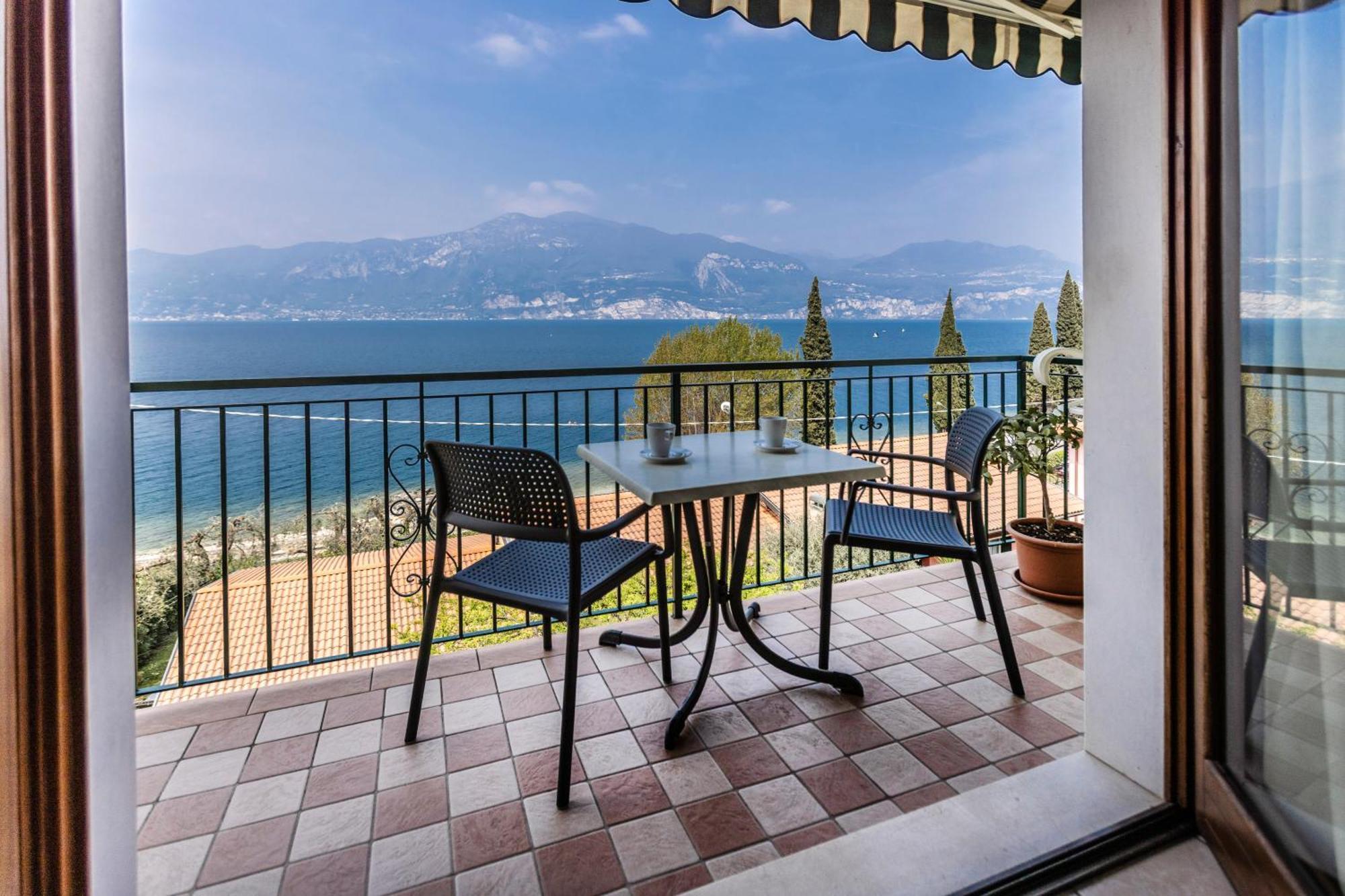 Residence Solei Classic & Plus Бренцоне-суль-Гарда Экстерьер фото