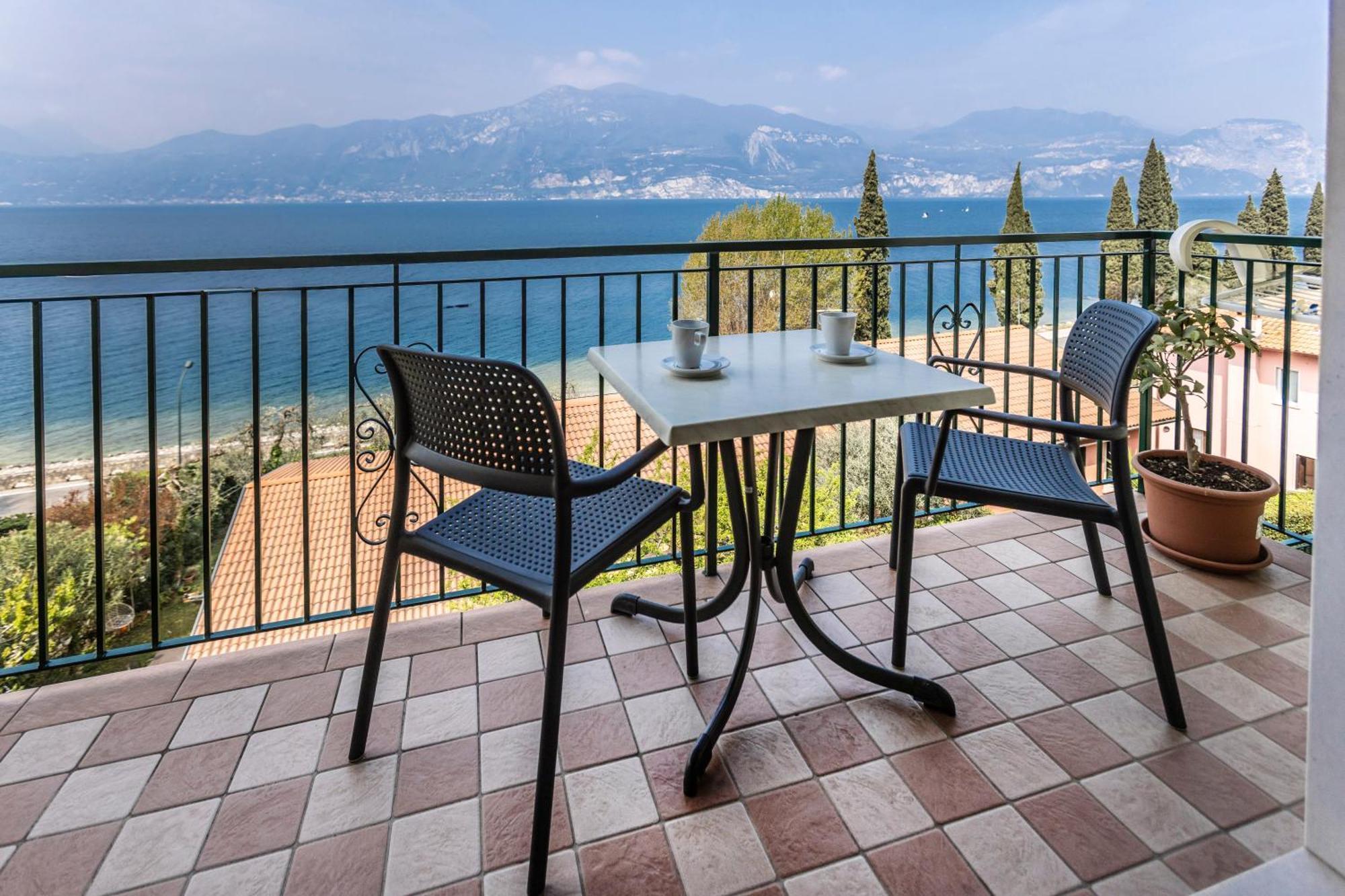 Residence Solei Classic & Plus Бренцоне-суль-Гарда Экстерьер фото