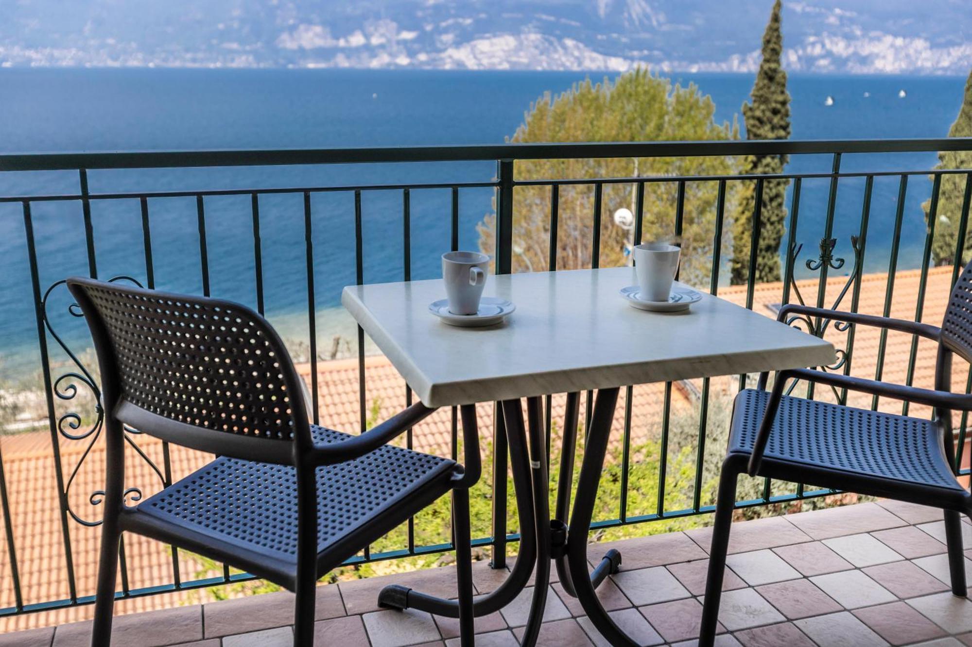 Residence Solei Classic & Plus Бренцоне-суль-Гарда Экстерьер фото